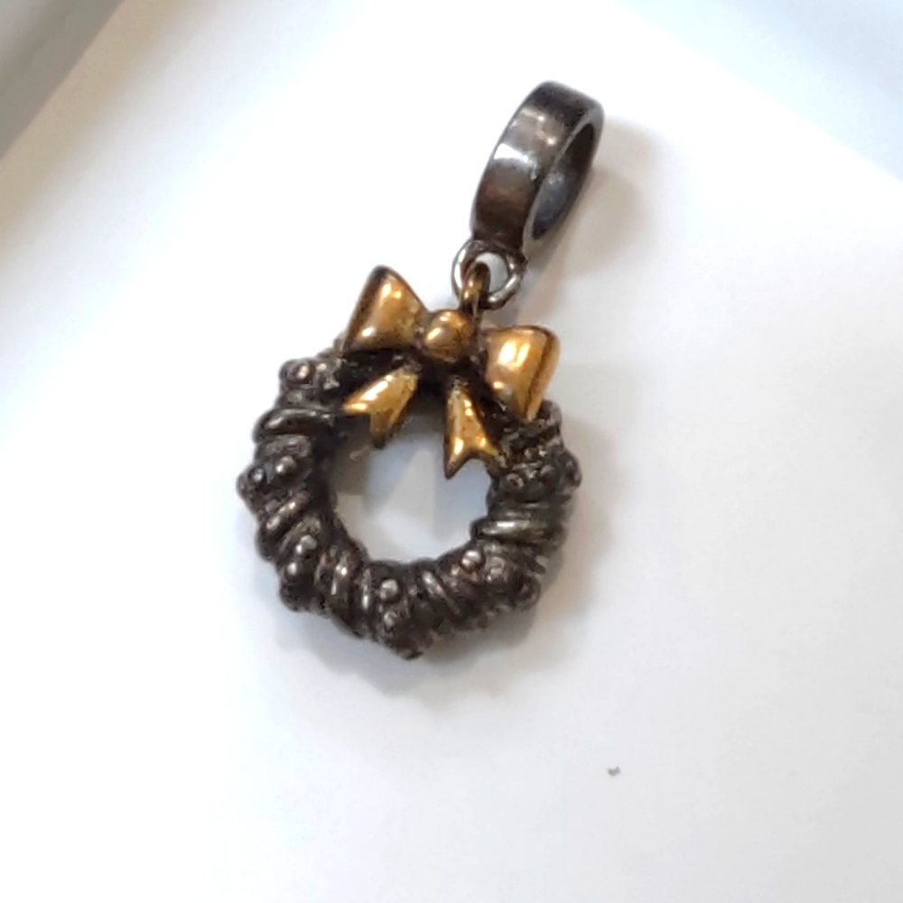 Vintage Sterling silver stamped wreath charm